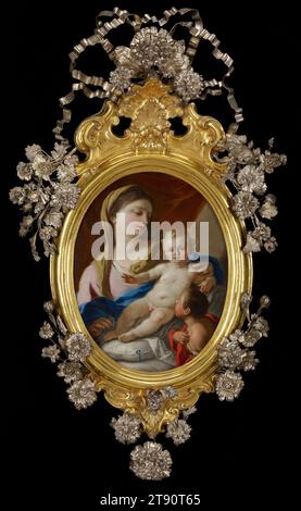 La Madonna con il bambino San Giovanni, 1750 circa, Francesco de Mura, italiano, (Napoli), 1696–1782, 1/4 x 8 pollici (26,04 x 20,32 cm) (tela), olio su rame con cornice in argento, argento dorato e bronzo dorato, Italia, XVIII secolo, l'abilità del virtuoso pittore Francesco de Mura, artista di spicco a Napoli, è abbinata a quella dell'ignoto orafo responsabile della splendida cornice in argento e dorato di questo quadro. La sopravvivenza di un monte così elaborato, originale del dipinto, è estremamente rara. E' la prova dell'alta considerazione accordata a questo oggetto sacro Foto Stock