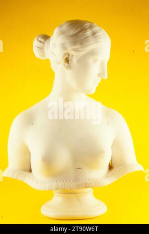 Busto dello schiavo greco, dopo il 1845-1846, Hiram Powers, americano (Woodstock, Vermont), americano, 1805-1873, 24 1/2 poll. (62,23 cm), Marble, United States, XIX secolo, questa è una rappresentazione idealizzata di una donna greca schiava dai turchi durante la Rivoluzione greca (1821-32), quando i greci combatterono per l'indipendenza dall'Impero ottomano, che li aveva governati dal 1453. Powers creò una scultura a grandezza naturale chiamata lo schiavo greco nel 1843. Lo modellò in argilla, e il suo studio produsse sei versioni in marmo a grandezza naturale. Uno è stato esposto alla Crystal Palace Exhibition Foto Stock