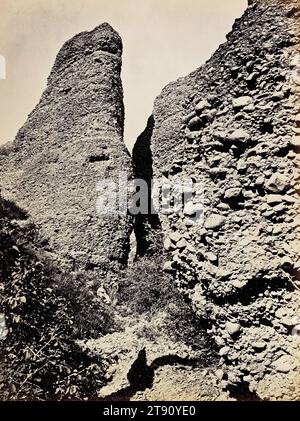 Conglomerate Peaks of Echo, c. 1870, Andrew Joseph Russell; autore: Ferdinand V. Hayden, American, 1830 - 1902, 8 1/16 x 6" (20,48 x 15,24 cm) (immagine)11 15/16 x 3/16 pollici (30,32 x 23,34 cm) (Mount), stampa albume, Stati Uniti, XIX secolo Foto Stock