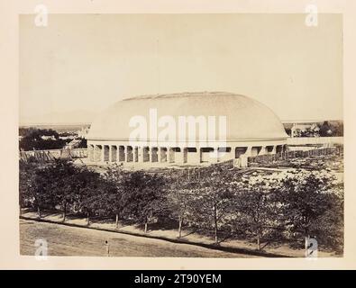 Great Mormon Tabernacle, Salt Lake City, c. 1870, Andrew Joseph Russell; autore: Ferdinand V. Hayden, American, 1830 - 1902, 5 15/16 x 8 poll. (15,08 x 20,32 cm) (immagine)11 15/16 x 3/16 pollici (30,32 x 23,34 cm) (Mount), stampa albume, Stati Uniti, XIX secolo Foto Stock