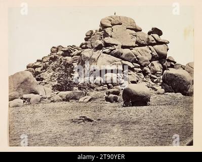 Skull Rock (Granite), Sherman Station, Laramie Mountains, c. 1870, Andrew Joseph Russell; autore: Ferdinand V. Hayden, americano, 1830 - 1902, 6 x 7 7/8 pollici (15,24 x 20 cm) (immagine)9 1/4 x 11 15/16" (23,5 x 30,32 cm) (Mount), stampa albume, Stati Uniti, XIX secolo Foto Stock