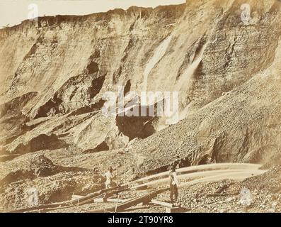 Estrazione idraulica dell'oro, Near Dutch Flats, California, c. 1870, Andrew Joseph Russell; autore: Ferdinand V. Hayden, americano, 1830 - 1902, 6 x 8 pollici (15,24 x 20,32 cm) (immagine)9 3/16 x 15/16" (23,34 x 30,32 cm) (Mount), stampa albume, Stati Uniti, XIX secolo Foto Stock