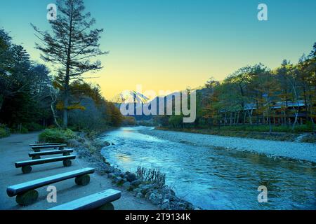 Parco nazionale di Kamikochi nelle Alpi del Giappone settentrionale della prefettura di Nagano, Giappone. Bellissima montagna in foglie autunnali e fiume Azusa Foto Stock