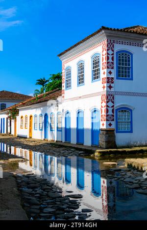 Strada e case tipiche nel centro storico di Paraty. Brasile Foto Stock