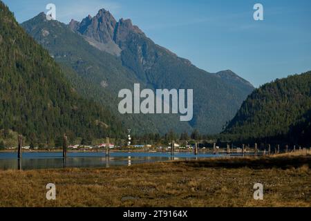 Continua a guidare oltre il Gold River sull'isola di Vancouver e alla fine raggiungi la piccola città di Tahsis. Foto Stock