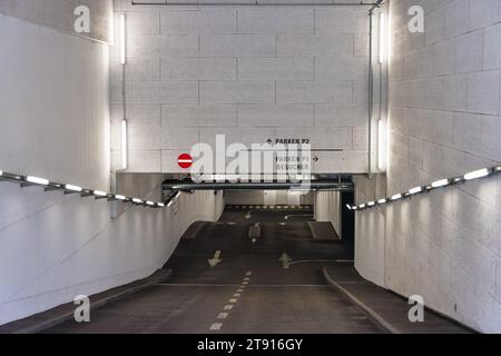 Foto dell'ingresso o dell'uscita di un garage, la scritta sulla parete indica i visitatori del parcheggio P2 e del parcheggio P1 in inglese Foto Stock