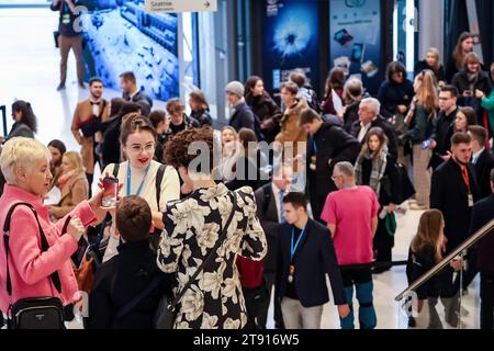 Cracovia, Polonia. 21 novembre 2023. Scienziati, attivisti e uomini d'affari partecipano al primo giorno dell'8. Congresso Internazionale di economia - Open Eyes Economy Summit nel Centro Congressi ICE di Cracovia. L'incontro si concentra sulla questione delle imprese nel periodo del cambiamento climatico e dei percorsi di un'economia sostenibile. Credito: SOPA Images Limited/Alamy Live News Foto Stock