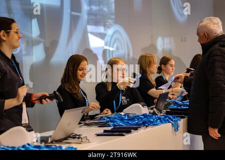 Cracovia, Polonia. 21 novembre 2023. Le hostess distribuiscono distintivi mentre scienziati, attivisti e uomini d'affari si incontrano durante il primo giorno dell'8. Congresso Internazionale di economia - Open Eyes Economy Summit nel Centro Congressi ICE di Cracovia. L'incontro si concentra sulla questione delle imprese nel periodo del cambiamento climatico e dei percorsi di un'economia sostenibile. Credito: SOPA Images Limited/Alamy Live News Foto Stock