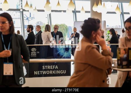 Cracovia, Polonia. 21 novembre 2023. I partecipanti parlano nei corridoi del Centro Congressi ICE di Cracovia mentre scienziati, attivisti e uomini d'affari si incontrano durante il primo giorno dell'8. Congresso Internazionale sull'economia - Summit sull'economia a occhi aperti. L'incontro si concentra sulla questione delle imprese nel periodo del cambiamento climatico e dei percorsi di un'economia sostenibile. Credito: SOPA Images Limited/Alamy Live News Foto Stock