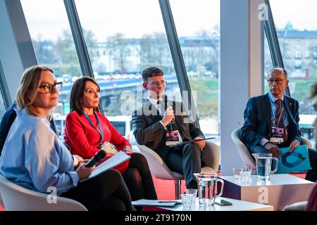 Cracovia, Polonia. 21 novembre 2023. I panelisti parlano durante il gruppo di discussione sull'idrologia mentre scienziati, attivisti e uomini d'affari si incontrano durante il primo giorno dell'8. Congresso Internazionale di economia - Open Eyes Economy Summit nel Centro Congressi ICE di Cracovia. L'incontro si concentra sulla questione delle imprese nel periodo del cambiamento climatico e dei percorsi di un'economia sostenibile. Credito: SOPA Images Limited/Alamy Live News Foto Stock