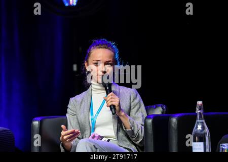 Cracovia, Polonia. 21 novembre 2023. Olha Menko, CEO della Polonia-Ucraina Institude Foundation, parla durante un panel mentre scienziati, attivisti e uomini d'affari si incontrano durante il primo giorno dell'8. Congresso Internazionale di economia - Open Eyes Economy Summit nel Centro Congressi ICE di Cracovia. L'incontro si concentra sulla questione delle imprese nel periodo del cambiamento climatico e dei percorsi di un'economia sostenibile. Credito: SOPA Images Limited/Alamy Live News Foto Stock