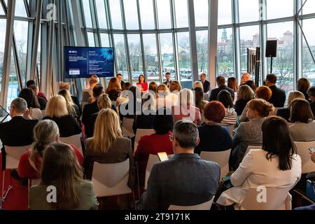 Cracovia, Polonia. 21 novembre 2023. I panelisti parlano durante il gruppo di discussione sull'idrologia mentre scienziati, attivisti e uomini d'affari si incontrano durante il primo giorno dell'8. Congresso Internazionale di economia - Open Eyes Economy Summit nel Centro Congressi ICE di Cracovia. L'incontro si concentra sulla questione delle imprese nel periodo del cambiamento climatico e dei percorsi di un'economia sostenibile. Credito: SOPA Images Limited/Alamy Live News Foto Stock