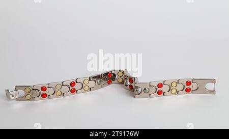 I bracciali salute sono in alluminio. stili di vita sani. trattamento senza droga. sano con stile. Foto Stock