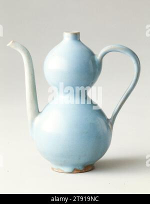 Ewer a doppia forma di zucca, XII secolo, 9 1/8 poll. (23,18 cm), Jun ware gres porcellaneo con smalto blu chiaro, Cina, XII secolo, l'inizio della ceramica jun è incerto, ma una grande quantità di forni scavati vicino all'antico sito della capitale Northern Sung di Kaifeng nell'attuale provincia di Henan indica che iniziò durante il periodo Song settentrionale (960-1127). Sebbene originariamente fosse una ceramica imperiale, la grande richiesta di oggetti blu riccamente smaltati portò alla fondazione di forni in tutta la Cina e la sua popolarità continuò almeno attraverso la dinastia Yuan Foto Stock