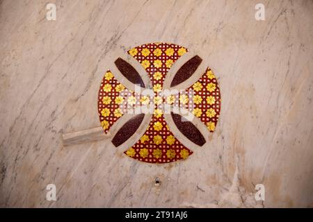 Cross Pattee su Marble Wall Foto Stock