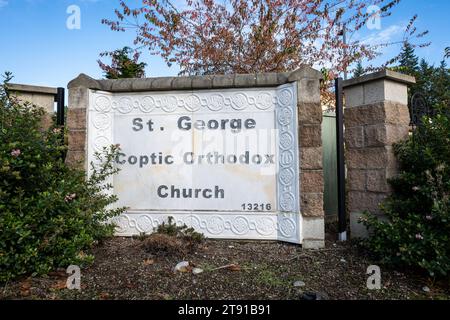 KIRKLAND, WASHINGTON – 26 OTTOBRE 2023: ST Cartello d'ingresso alla Chiesa ortodossa copta di George in una soleggiata giornata autunnale Foto Stock