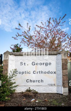 KIRKLAND, WASHINGTON – 26 OTTOBRE 2023: ST Cartello d'ingresso alla Chiesa ortodossa copta di George in una soleggiata giornata autunnale Foto Stock