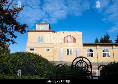 KIRKLAND, WASHINGTON – 26 OTTOBRE 2023: ST Chiesa ortodossa copta di Giorgio, vista sul lato esterno in una soleggiata giornata autunnale Foto Stock