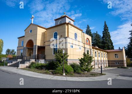 KIRKLAND, WASHINGTON – 26 OTTOBRE 2023: ST Chiesa ortodossa copta di Giorgio, vista dall'angolo della facciata esterna e laterale dell'edificio in una soleggiata giornata autunnale Foto Stock