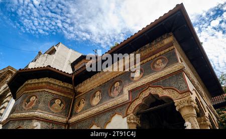 Monastero di Stavropoleos, Mănăstirea Stavropoleos, noto anche come Chiesa di Stavropoleos, Biserica Stavropoleos, nel centro di Bucarest, Romania, 29 luglio 2023 Foto Stock