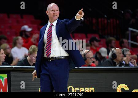 College Park, Maryland, USA. 21 novembre 2023. Il capo-allenatore dei Maryland Terrapins Kevin Willard reagisce durante la partita di basket della NCAA tra gli UMBC Retrievers e i Maryland Terrapins all'Xfinity Center di College Park, MD. Reggie Hildred/CSM/Alamy Live News Foto Stock