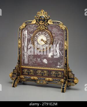 Orologio, c. 1869, Emile-Auguste Reiber; creatore: Christofle, francese, 1826-1893, 20 1/2 x 19 1/2 x 7 3/4 pollici (52,07 x 49,53 x 19,69 cm) 6 1/2 x 2 3/8 x 7/8 pollici (16,51 x 6,03 x 2,22 cm) (pendolo), argento, bronzo, rame, dorato, pigmento, Francia, XIX secolo, questo magnifico orologio illustra alcune delle prime influenze giapponesi sulle arti decorative europee dopo la riapertura del Giappone al mondo occidentale nel 1854. L'orologio combina influenze europee e asiatiche. La sua forma complessiva deriva da uno schermo da tavolo cinese del XVIII secolo Foto Stock