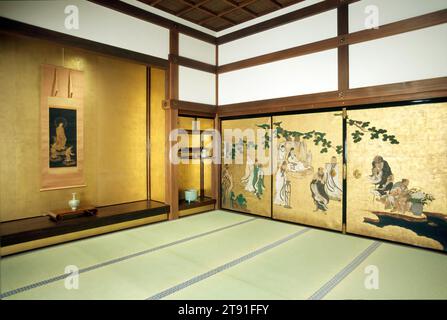 Sala del pubblico formale, costruita nel 2001, Yasuimoku Komuten Company Ltd., Giappone, XXI secolo, lo spirito opulento di Momoyama Japan è esposto in questa sala del pubblico formale, una replica di una sala del XVII secolo al Konchi-in, un tempio all'interno del vasto monastero Zen di Nanzenji nella parte orientale di Kyoto. Queste camere, elegantemente proporzionate e decorate, sono conosciute come shoin, che letteralmente significa studio o sala da scrittura, anche se i giapponesi le usavano come sale di ricevimento per ospiti in visita e messaggeri ufficiali del governo. Come è tipico dell'architettura residenziale giapponese, questo shoin ha dei posti esposti Foto Stock