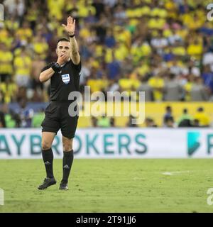 Rio De Janeiro, Brasile. 21 novembre 2023. RIO DE JANEIRO, BRASILE - 21 NOVEMBRE: L'arbitro Piero Maza durante una partita tra Brasile e Argentina nell'ambito della qualificazione sudamericana della Coppa del mondo FIFA 2026 al Maracana Stadium il 21 novembre 2023 a Rio de Janeiro, Brasile. (Foto di Wanderson Oliveira/PxImages) credito: PX Images/Alamy Live News Foto Stock