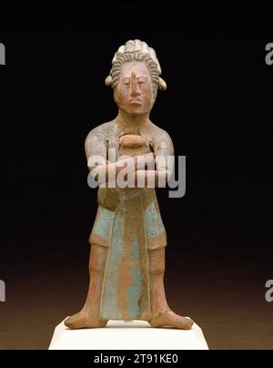Fischio, 600-900, 7 1/2 x 3 1/4 x 2 pollici (19,05 x 8,26 x 5,08 cm), ceramica, pigmento, Messico, tardo classico, questo elaborato fischio prende la forma di un uomo maya di alto rango. Il volto, le braccia e le gambe della figura sono dipinte di rosso a imitazione delle pitture all'ossido di ferro utilizzate per adornare i membri della comunità d'élite. I suoi indumenti lavorati con cura illustrano gli elementi tradizionali del primo abito di prestigio maya: Una gonna a strati corta, un grembiule lungo (tilma), un elaborato copricapo e orecchini distintivi Foto Stock