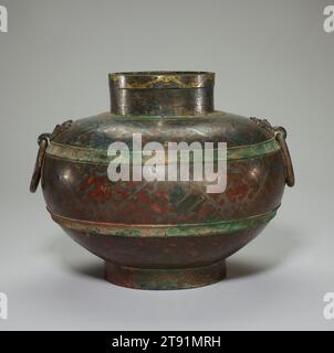 Vaso del vino lei, fine IV secolo a.C., 9 11/16 x 12 5/16 x 11 5/8 pollici (di., pancia), 13,2 libbre (24,61 x 31,27 x 29,53 cm (di., pancia), 6 kg), Bronzo con intarsio in oro, argento e rame, Cina, IV secolo a.C., questo vaso del vino è uno dei più splendidi esempi di arte e tecnica del bronzo di Zhou orientale. È decorato con un motivo geometrico simile a un broccato di intarsi in oro, argento e rame, in realtà raffigurazioni estremamente stilizzate di draghi e uccelli. Quando le credenze religiose cambiarono, i bronzi rituali divennero più secolari nell'uso e nella decorazione durante il periodo Zhou orientale. Foto Stock
