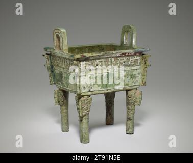 Vaso alimentare Fangding, fine XI secolo a.C., 9 1/8 x 7 1/4 x 6 1/16 pollici, 5,7 libbre (23,18 x 18,42 x 15,4 cm, 2,6 kg), Bronzo, Cina, XI secolo a.C. Foto Stock