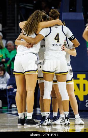 South Bend, Indiana, USA. 21 novembre 2023. Notre Dame inizia cinque huddle prima dell'NCAA Women's Basketball Game tra i Chicago State Cougars e i Notre Dame Fighting Irish al Purcell Pavilion presso il Joyce Center di South Bend, Indiana. John Mersits/CSM/Alamy Live News Foto Stock