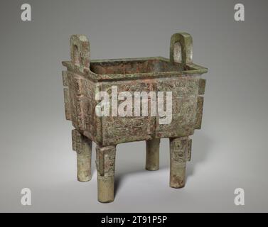 Vaschetta alimentare Ding, XII-XI secolo a.C., 10 1/4 x 7 9/16 x 6 5/16 pollici, 10,6 libbre (26,1 x 19,2 x 16 cm, 4,8 kg), Bronzo, Cina, stile Anyang, il calderone alimentare era il tipo di vaso rituale più importante nell'età del bronzo cinese. Fu tra i primi vasi fusi, e il primo esempio fu scoperto dal sito della cultura di Erlitou (2000–1600 a.C. circa). I Ding erano usati per cucinare carne durante una cerimonia dedicata agli spiriti ancestrali. Le maniglie verticali consentivano di posizionare l'imbarcazione su un incendio. C'erano molte varianti del ding. Questo esempio con corpo squadrato è noto come fang-ding Foto Stock