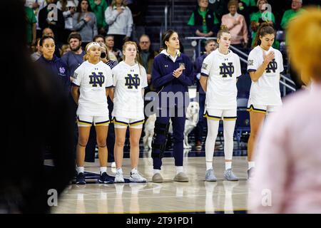 South Bend, Indiana, USA. 21 novembre 2023. Giocatori di Notre Dame durante l'inno nazionale prima dell'NCAA Women's Basketball Game tra i Chicago State Cougars e i Notre Dame Fighting Irish al Purcell Pavilion al Joyce Center di South Bend, Indiana. John Mersits/CSM/Alamy Live News Foto Stock