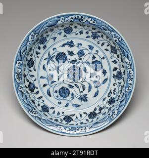 Piastra profonda imperiale, 1403-1425, 2 7/8 x 16 1/4 x 1/4 pollici (7,3 x 41,28 x 41,28 cm), porcellana con decorazione blu cobalto sotto uno smalto trasparente, Cina, XV secolo, mentre le prime ceramiche cinesi blu e bianche sono state realizzate per il mercato persiano del XIV secolo, questo piatto classico esemplifica la transizione nei primi Ming verso il vero riconoscimento e l'ampio apprezzamento della porcellana blu e bianca da parte della corte cinese e della classe studiosa. La preferenza estetica nella ceramica all'inizio del XV secolo era per un corpo in porcellana bianco puro e fine che fungeva da terreno luminoso per un blu cobalto brillante Foto Stock