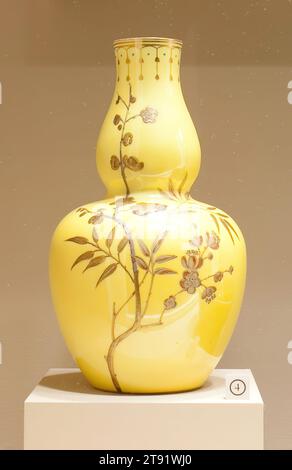 Vase, c. 1890, Royal Crown Derby Porcelain Company., Derby, Inghilterra, est. 1877, 8 1/8 x 4 9/16 x 9/16 pollici (20,64 x 11,59 x 11,59 cm), ceramica glassata, dorata, pigmento, Inghilterra, xix secolo Foto Stock