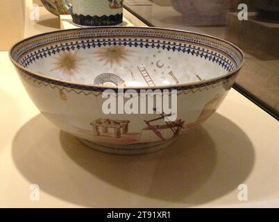 Recipiente per punzonatura massonica, 1800-1805, 13/16 x 11/16 x 11/16 pollici (12,22 x 29,69 x 29,69 cm), porcellana, Cina, esportazione cinese, presumibilmente un massone americano o inglese fece un ordine per questa ciotola di punch e la relativa tazza decorata con i simboli occidentali della fratellanza massonica, tra cui la piazza, la bussola, l'ancora e l'All Seeing Eye. Le immagini potrebbero essere state copiate da un disegno di John Cole in Illustrations in Masonry, pubblicato nel 1801 Foto Stock