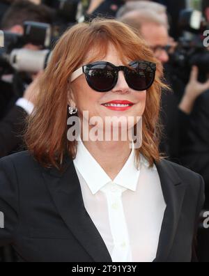 Cannes, Stati Uniti d'America. 12 maggio 2016. CANNES, FRANCIA - 11 MAGGIO: Susan Sarandon partecipa alla premiere della "Cafe Society" e al Gala della serata di apertura durante il 69° Festival annuale di Cannes al Palais des Festivals l'11 maggio 2016 a Cannes, Francia. Persone: Susan Sarandon credito: Storms Media Group/Alamy Live News Foto Stock