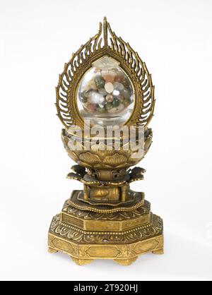 Reliquario buddista a forma di gioiello che concede i desideri, XVI-XVII secolo, sconosciuto giapponese, 7 1/4 x 3 1/2 x 3 3/4 pollici (18,42 x 8,89 x 9,53 cm), bronzo Gilt, cristallo di roccia, Giappone, XVI-XVII secolo, la conservazione delle reliquie (oggetti di culto che contengono parti del corpo di figure religiose decedute) è stata una parte importante del buddhismo dalla morte del saggio storico, Sakyamuni, nel 500 a.C. Sakyamuni è l'uomo che per primo ha diffuso gli insegnamenti di quello che sarebbe diventato il buddismo. Fu la prima persona a raggiungere l'illuminazione, trascendere la sofferenza e diventare un buddha. Foto Stock