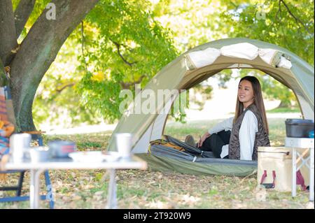 donna in campeggio da sola Foto Stock