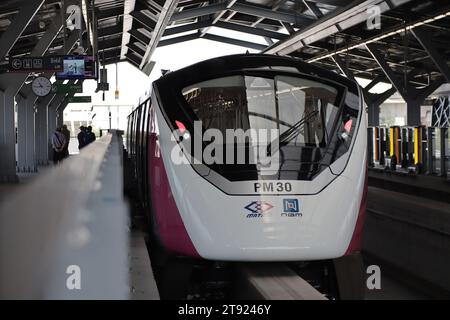 Bangkok. 21 novembre 2023. Questa foto scattata il 21 novembre 2023 mostra la monorotaia Pink Line a Bangkok, Thailandia. La seconda linea di trasporto rapido di massa della monorotaia della Thailandia ha iniziato un processo pubblico qui nella capitale del paese martedì prima delle operazioni commerciali previste per il mese prossimo. Secondo la Mass Rapid Transit Authority della Thailandia, la linea rosa si estende per 34,5 km attraverso 30 stazioni, interconnettendosi con diverse linee ferroviarie interne alla città. Crediti: Tim Santasombat/Xinhua/Alamy Live News Foto Stock