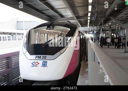 Bangkok. 21 novembre 2023. Questa foto scattata il 21 novembre 2023 mostra la monorotaia Pink Line a Bangkok, Thailandia. La seconda linea di trasporto rapido di massa della monorotaia della Thailandia ha iniziato un processo pubblico qui nella capitale del paese martedì prima delle operazioni commerciali previste per il mese prossimo. Secondo la Mass Rapid Transit Authority della Thailandia, la linea rosa si estende per 34,5 km attraverso 30 stazioni, interconnettendosi con diverse linee ferroviarie interne alla città. Crediti: Tim Santasombat/Xinhua/Alamy Live News Foto Stock