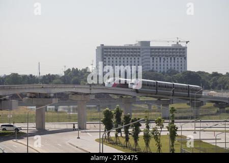 Bangkok. 21 novembre 2023. Questa foto scattata il 21 novembre 2023 mostra la monorotaia Pink Line a Bangkok, Thailandia. La seconda linea di trasporto rapido di massa della monorotaia della Thailandia ha iniziato un processo pubblico qui nella capitale del paese martedì prima delle operazioni commerciali previste per il mese prossimo. Secondo la Mass Rapid Transit Authority della Thailandia, la linea rosa si estende per 34,5 km attraverso 30 stazioni, interconnettendosi con diverse linee ferroviarie interne alla città. Crediti: Tim Santasombat/Xinhua/Alamy Live News Foto Stock