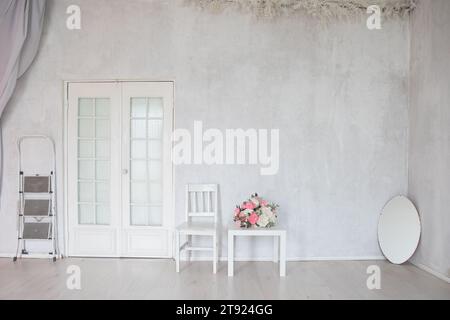 Interno di una camera bianca senza persone con sedia e specchio Foto Stock