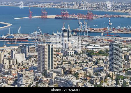 Haifa, Israele - 22 ottobre 2023: Porto marittimo nella città di Haifa, panorama del porto e degli edifici cittadini sullo sfondo di un cielo blu con clou Foto Stock