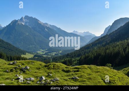 Vista da Mordaualm a Ramsau e alle Alpi Berchtesgaden con Hochkalter e il resto del Ghiacciaio di ghiaccio Blu, Ramsau, Baviera, Germania Foto Stock