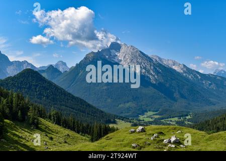 Vista da Mordaualm a Ramsau e alle Alpi Berchtesgaden con Hochkalter e il resto del Ghiacciaio di ghiaccio Blu, Ramsau, Baviera, Germania Foto Stock