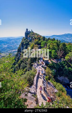 Sentiero escursionistico percorso della Rupe di fronte alla Fortezza di Cesta, città di San Marino, San Marino Foto Stock