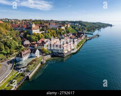 Vista aerea della città di Meersburg con il centro storico, il porto e la passeggiata sul lago, il lago di Costanza, il quartiere del lago di Costanza Foto Stock