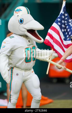 La mascotte TD dei Miami Dolphins fa un ingresso dal tunnel dei giocatori prima di una partita di stagione regolare tra i Las Vegas Raiders e i Miami Dolphins all'Hard Rock Stadium di Miami Gardens, Florida, il 19 novembre 2023. I Dolphins sconfissero i Raiders 20-13. (Max Siker / immagine dello sport) Foto Stock